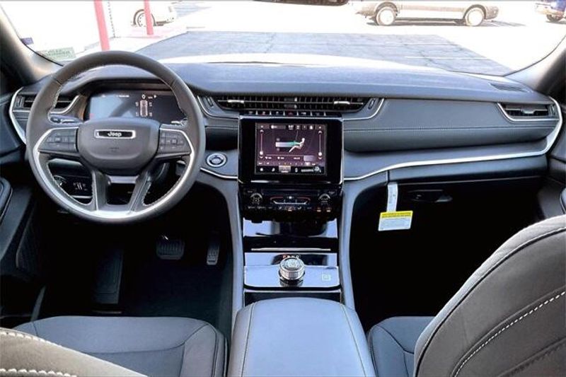 New 2025 Jeep Grand Cherokee Image 4