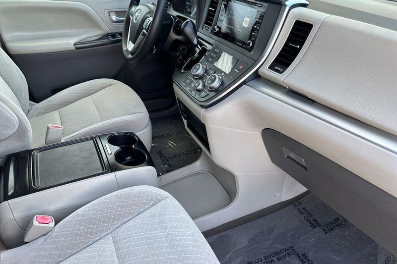 Used 2018 Toyota Sienna LEImage 16