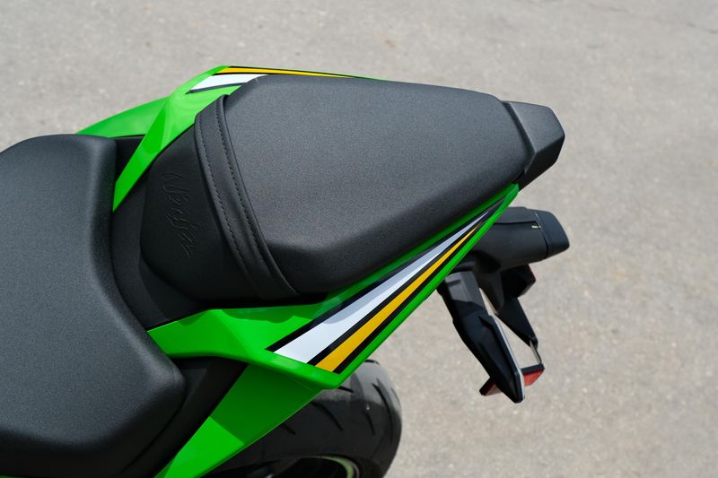 2025 Kawasaki NINJA ZX6R KRT EDITION LIME GREEN AND EBONY AND PEARL BLIZZARD WHITE Image 14