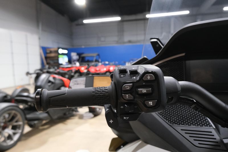 NEW 2026 CAN-AM SPYDER RT LIMITED Image 9