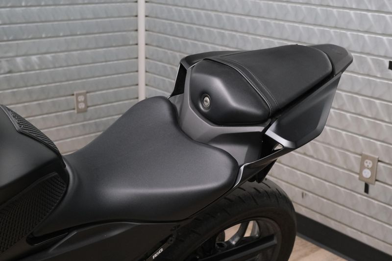 USED 2025 YAMAHA YZFR3 ABS Image 16