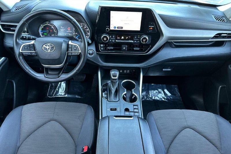 Used 2023 Toyota Highlander Hybrid LEImage 12