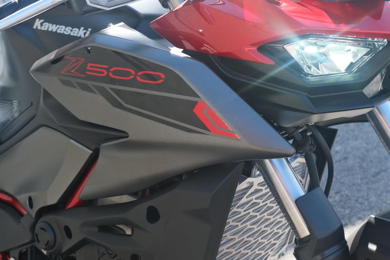 2025 Kawasaki Z500 SE ABS CANDY PERSIMMON RED AND METALLIC FLAT SPARK BLACK AND METALLIC MATTE GRAPHENESTEEL GRAY Image 20