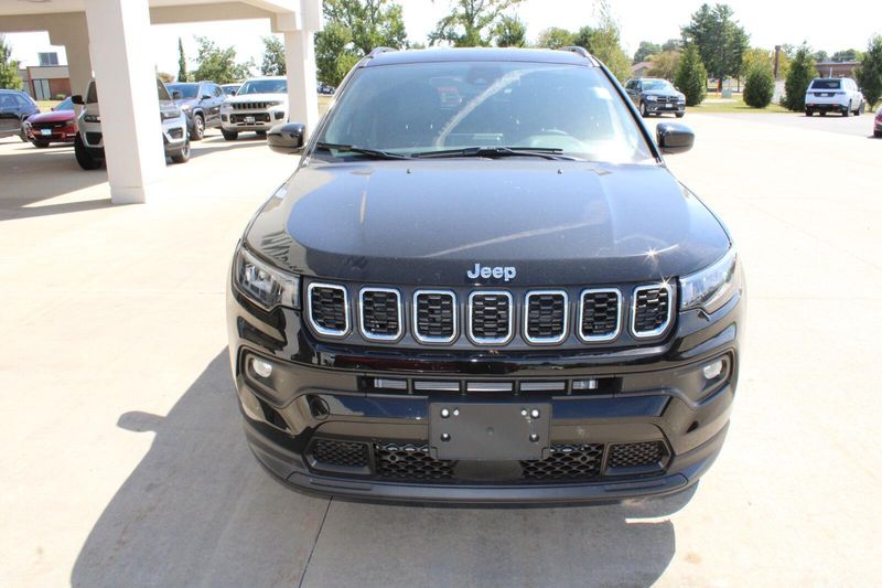 2025 Jeep Compass Latitude photo 3
