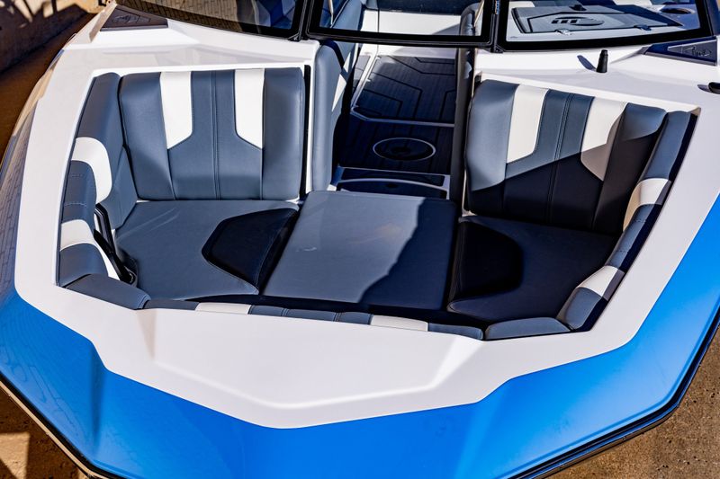 2024 MALIBU 21 LX  in a WHITE-BLUE exterior color. Family PowerSports (877) 886-1997 familypowersports.com 
