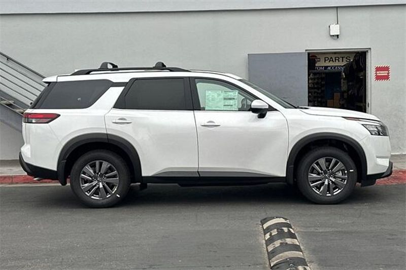 New 2025 Nissan Pathfinder SVImage 2