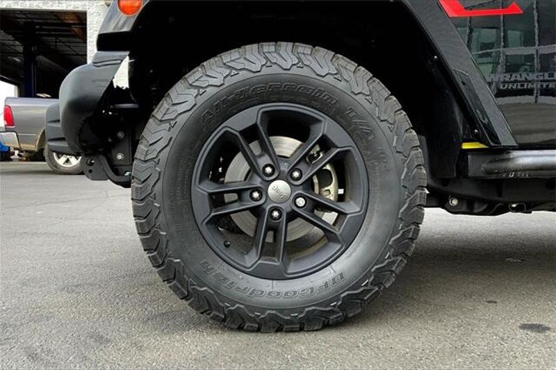 Used 2017 Jeep Wrangler JK Unlimited SaharaImage 8