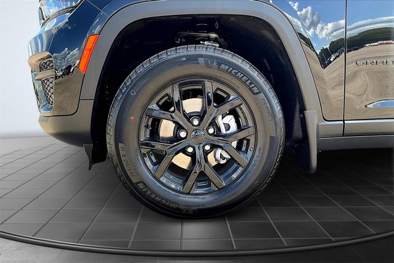 2025 Jeep Grand Cherokee Altitude photo 11