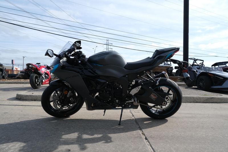 2025 Kawasaki NINJA ZX6R METALLIC MATTE DARK GRAY AND EBONYImage 22