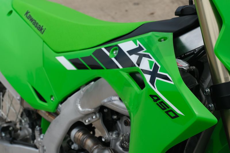 2025 Kawasaki KX450 LIME GREEN Image 17