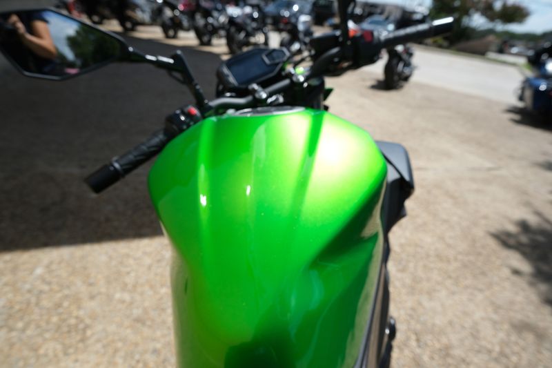 2024 Kawasaki Z500 ABS CANDY LIME GREEN AND METALLIC FLAT SPARK BLACK AND METALLIC GRAPHITE GRAYImage 14