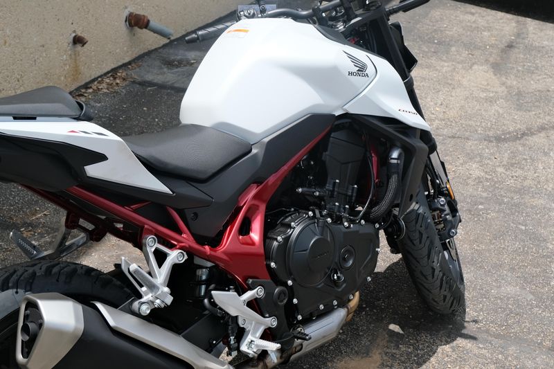 2025 Honda CB750 HORNET MATTE PEARL WHITE Image 3