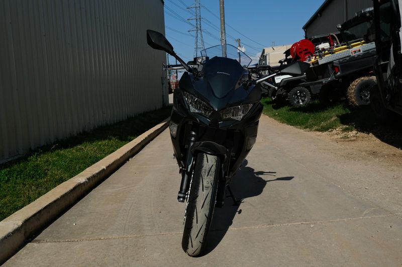 2025 Kawasaki NINJA 650 ABS METALLIC MATTE OLD SCHOOL GREEN AND METALLIC SPARK BLACK Image 15