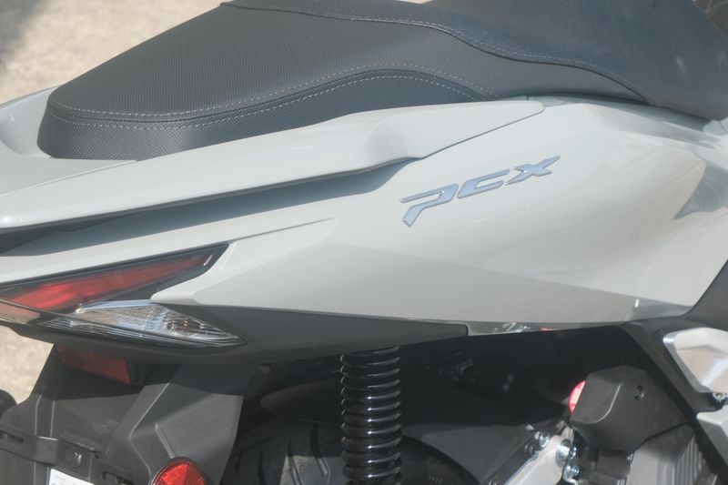 2025 Honda PCX PEARL GRAY Image 2