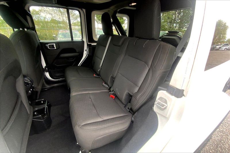 2019 Jeep Wrangler Unlimited Sahara photo 25