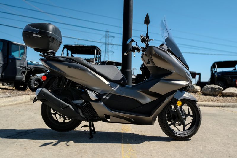 2024 Honda PCX 150 BLACKImage 1