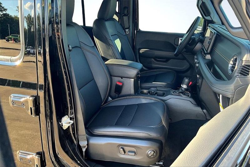 2025 Jeep Gladiator Sport photo 8