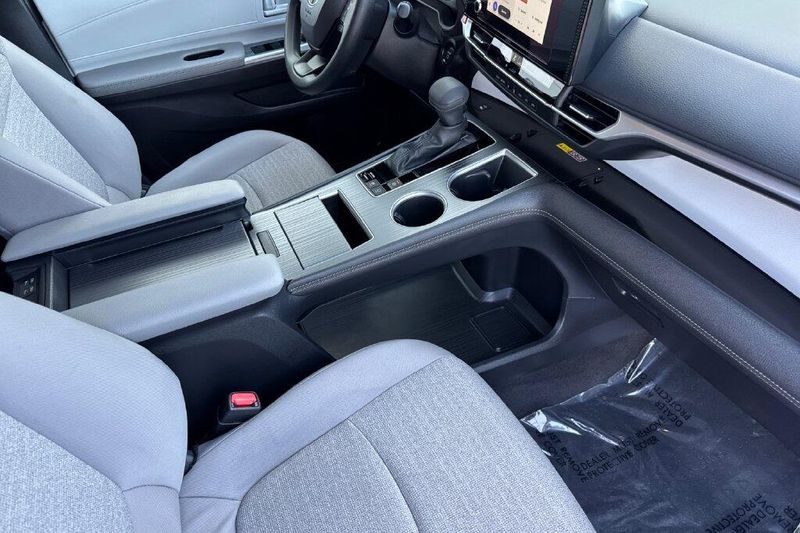 Used 2026 Toyota Sienna LEImage 16
