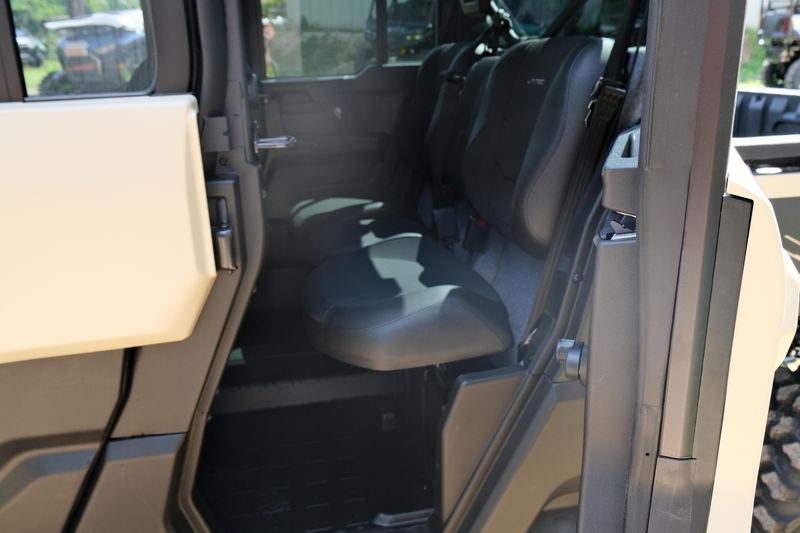 2025 Can-Am DEFENDER MAX LIMITED CAB HD10 DESERT TAN AND STEALTH BLACK Image 17