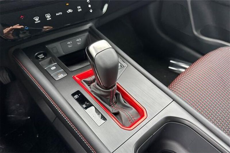 New 2025 Nissan Kicks SRImage 18
