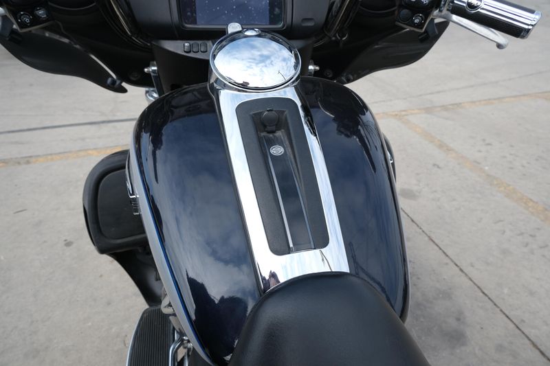 2019 HARLEY TRIKE TRI GLIDE ULTRA in a BLACK exterior color. Family PowerSports (877) 886-1997 familypowersports.com 