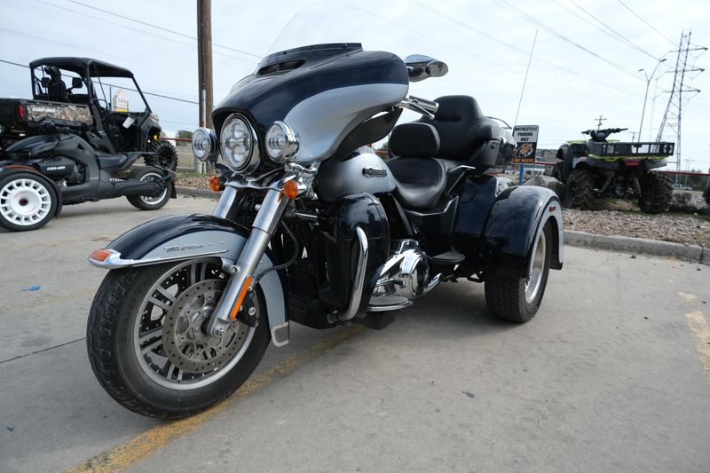 2019 HARLEY TRIKE TRI GLIDE ULTRA in a BLACK exterior color. Family PowerSports (877) 886-1997 familypowersports.com 