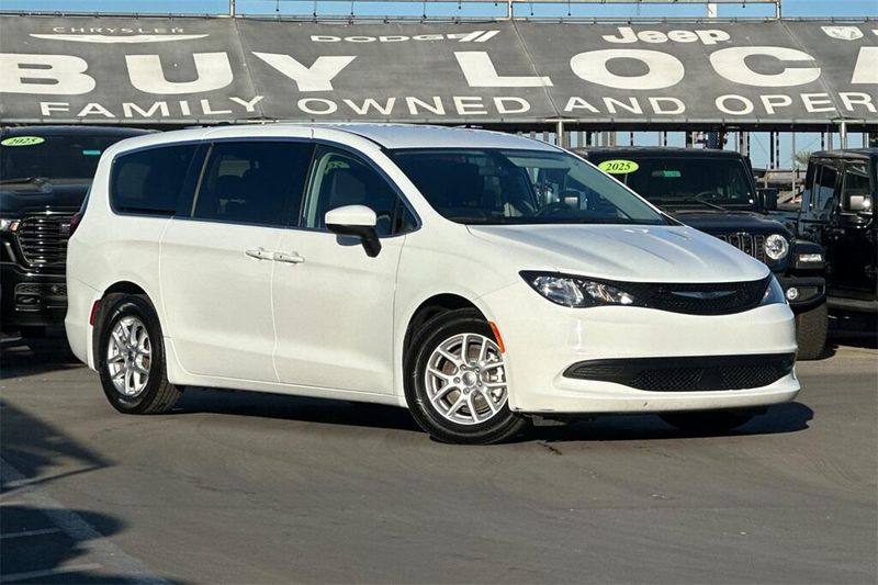 2022 Chrysler Voyager LX photo 2