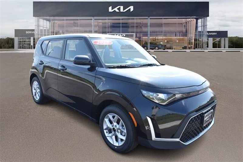 New 2025 Kia Soul LXImage 1