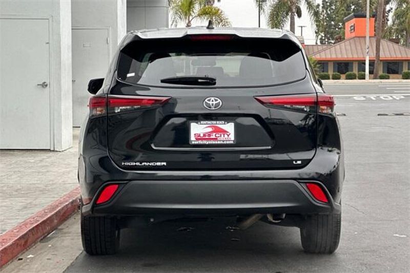 Used 2024 Toyota Highlander LEImage 5