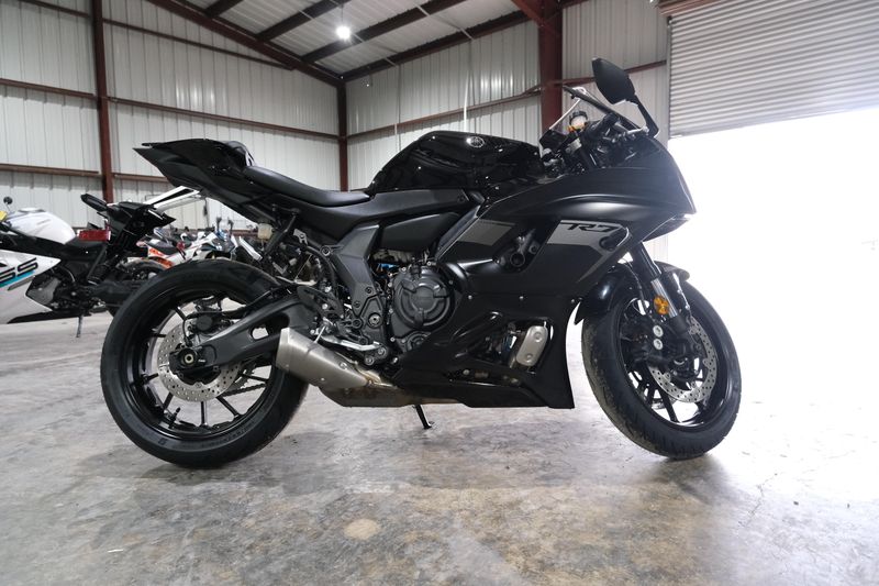 2025 Yamaha YZFR7 MATTE RAVEN BLACKImage 17