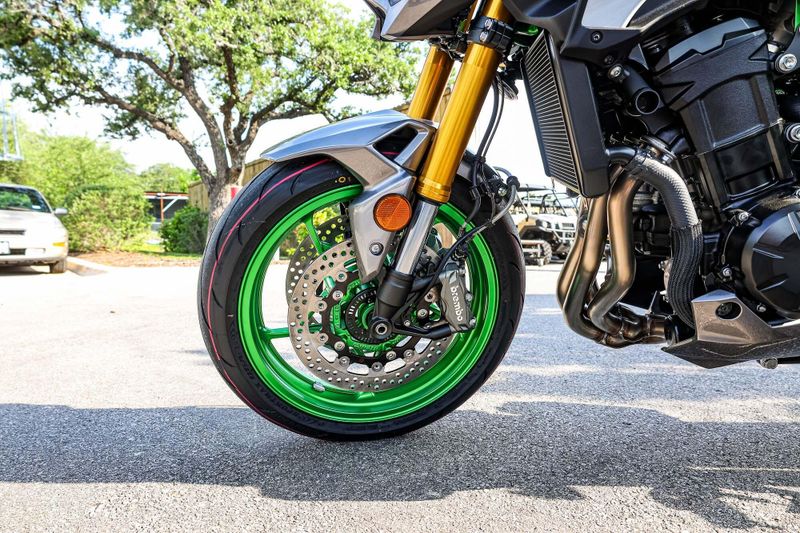 2025 Kawasaki Z900 SE ABS  METALLIC MATTE GRAPHITE GRAY AND EBONY AND METALLIC GRAPHITE GRAY Image 23