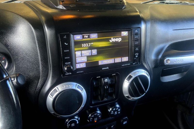2016 Jeep Wrangler Unlimited Sahara photo 18