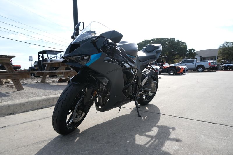 2025 Kawasaki NINJA ZX6R METALLIC MATTE DARK GRAY AND EBONYImage 20