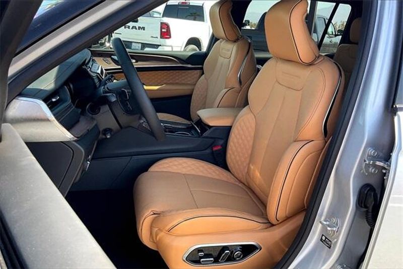 New 2025 Jeep Grand Cherokee L Summit 4x4Image 8