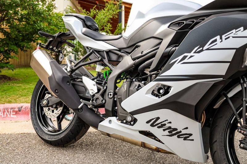 2025 Kawasaki NINJA ZX4RR ABS  METALLIC MATTE WHITISH SILVER AND METALLIC FLAT SPARK BLACK Image 14
