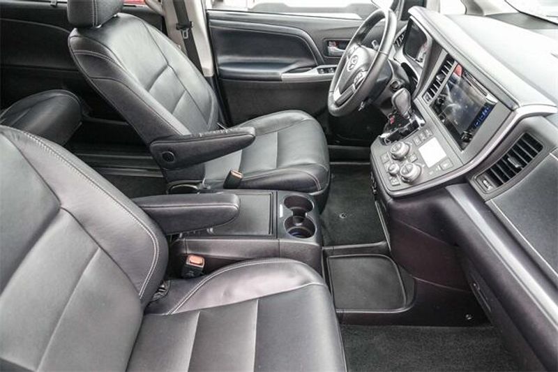 Used 2017 Toyota Sienna SEImage 17
