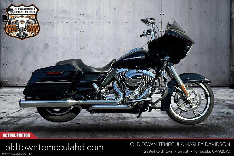 2015 Harley-Davidson Road Glide in a BLACK W/ PINSTRIPE exterior color. BMW Motorcycles of Temecula – Southern California (951) 506-6903 bmwmotorcyclesoftemecula.com 