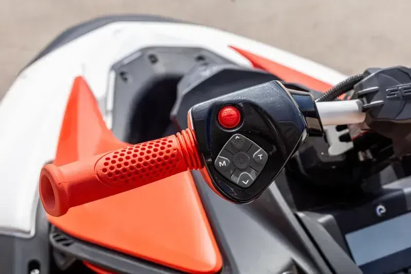2025 SEADOO SPARK TRIXX FOR 3 WITH SOUND SYSTEM DRAGON RED AND WHITE Image 2