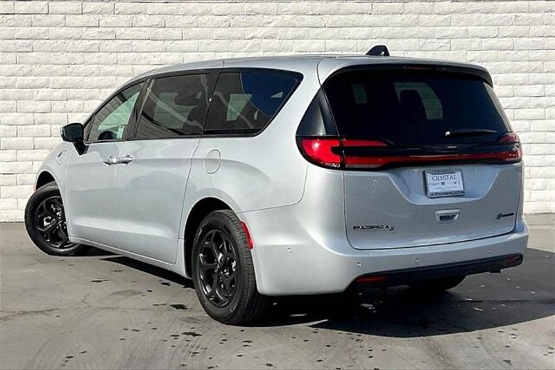 2023 Chrysler Pacifica Hybrid Touring L photo 2
