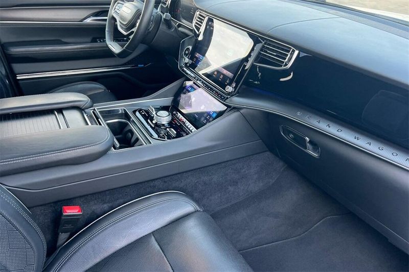 2024 Jeep Grand Wagoneer L II photo 16