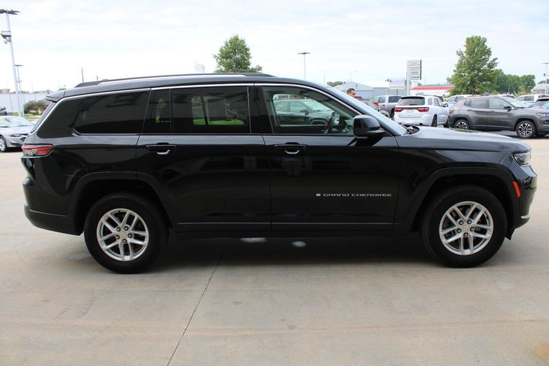 2023 Jeep Grand Cherokee Laredo photo 5