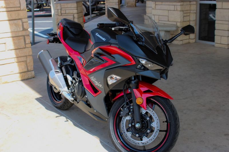 2025 Kawasaki NINJA 500 ABS PASSION RED AND METALLIC FLAT SPARK BLACK AND METALLIC MATTE DARK GRAY Image 5