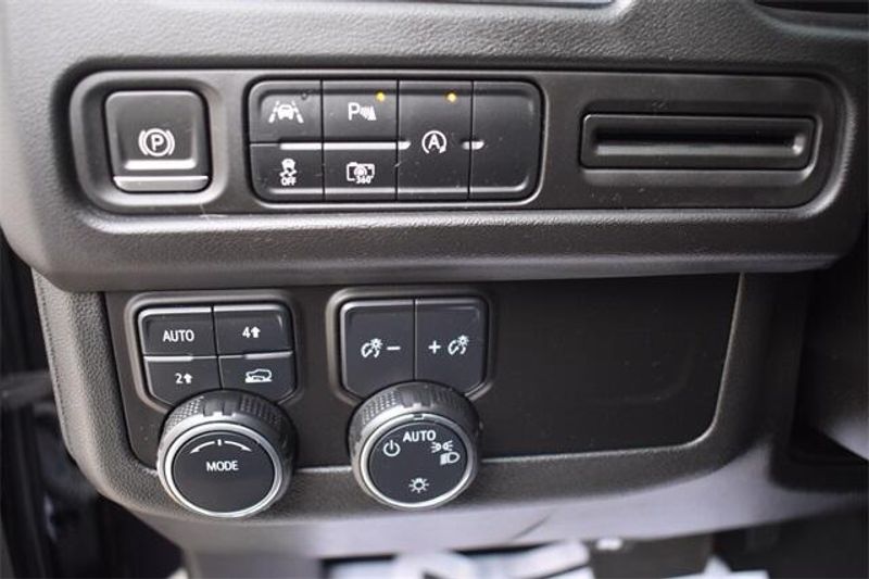 Used 2023 Chevrolet Suburban RSTImage 28