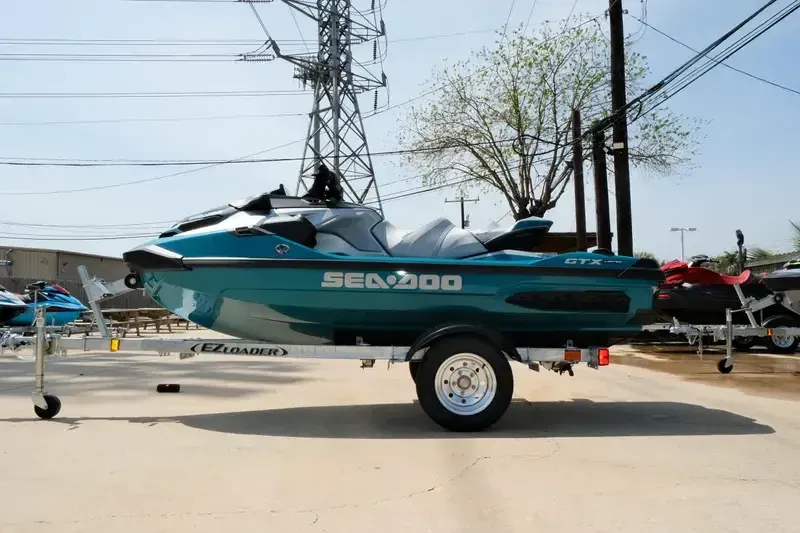 2025 SEADOO GTX 300 WITH SOUND SYSTEM IDF BLUE ABYSS AND GULFSTREAM BLUE Image 5