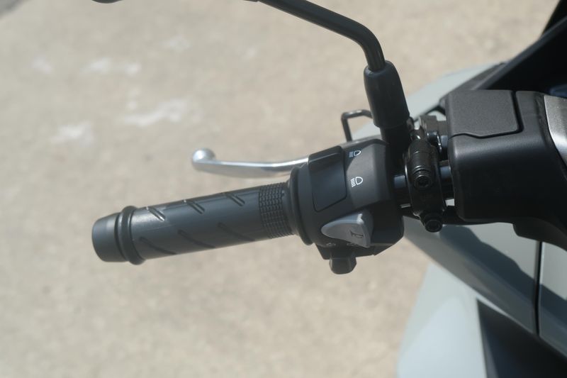 2025 Honda PCX PEARL GRAY Image 16