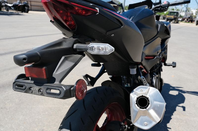 USED 2025 KAWASAKI Z500 SE ABS Image 10