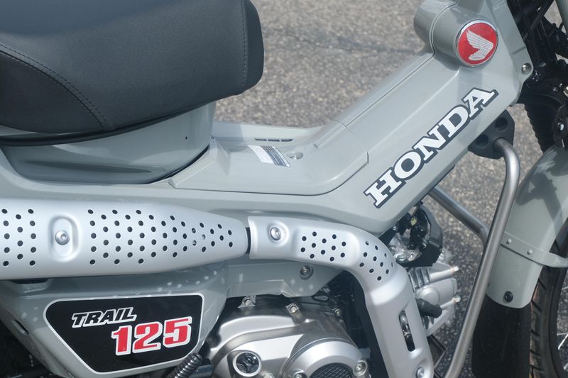 2025 Honda TRAIL 125 PEARL SMOKY GRAY Image 12
