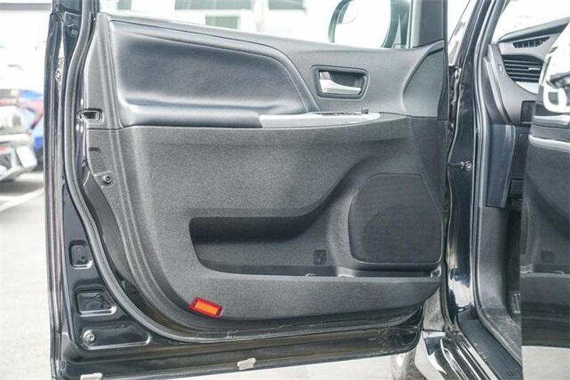 Used 2017 Toyota Sienna SEImage 21