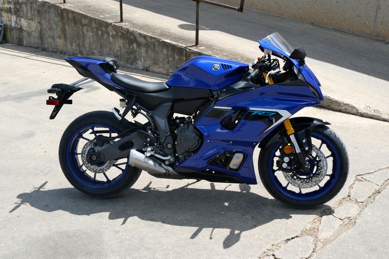 2025 Yamaha YZFR7 TEAM BLUE Image 2