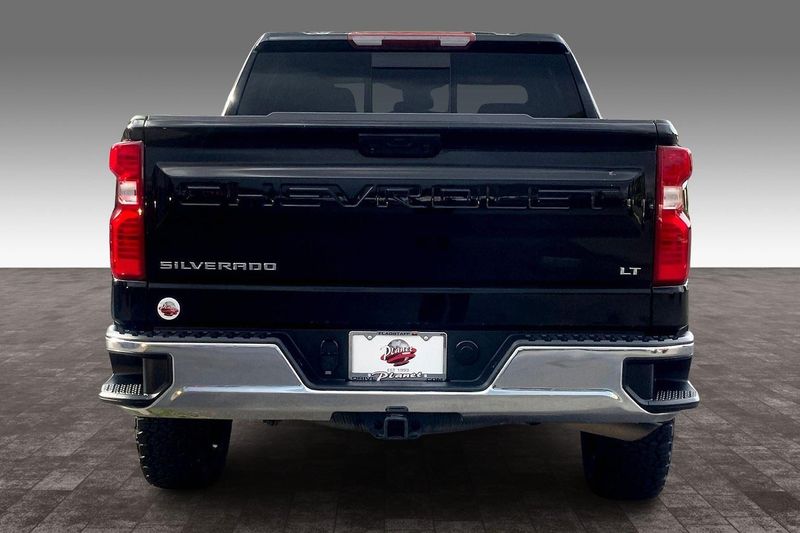 2023 Chevrolet Silverado 1500 LT photo 2